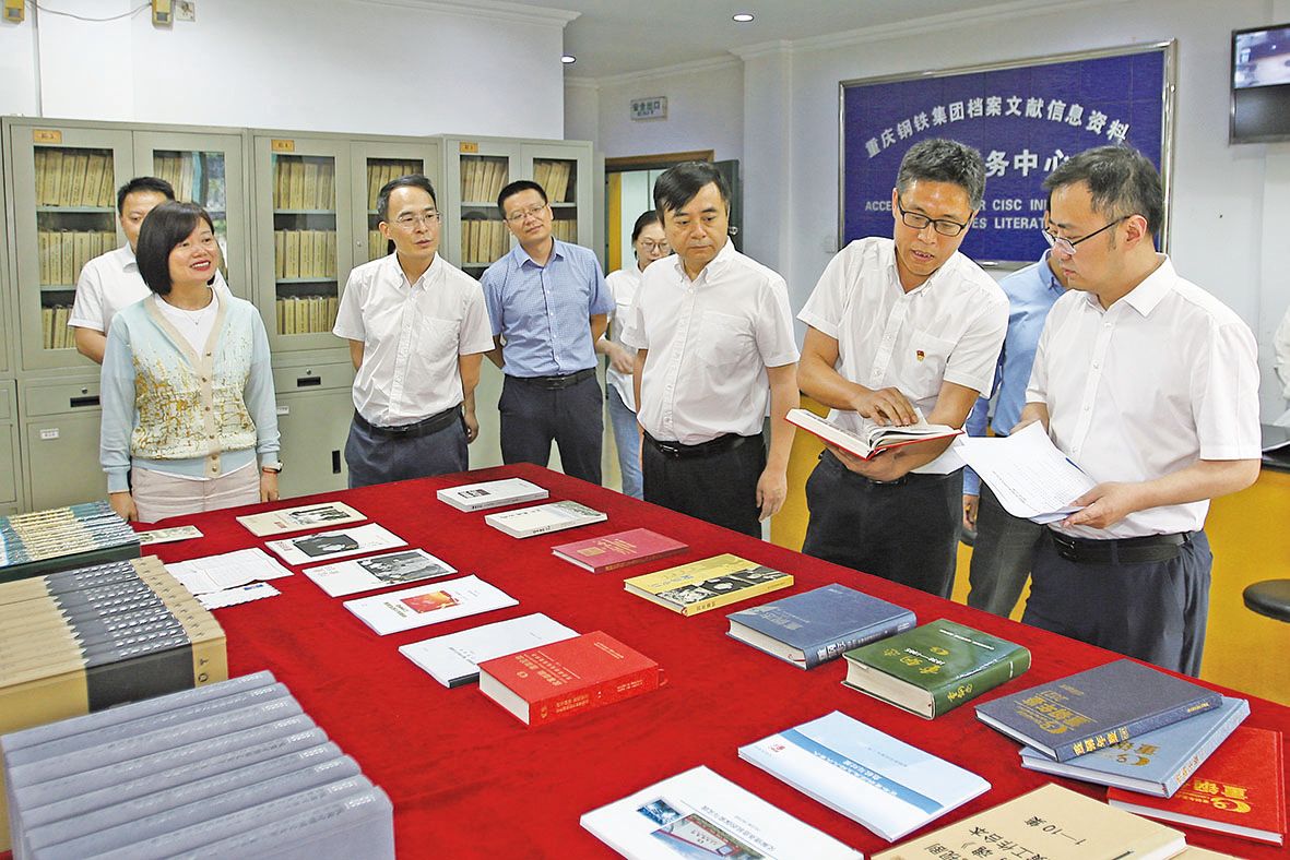 头条：5月30日，，，，，，，市委办公厅副主任、市档案局局长李维率队来到UG环球集团档案馆调研。。。。。记者 沙凌云 摄ffb9e708 De60 43a8 8031 7f927415c298